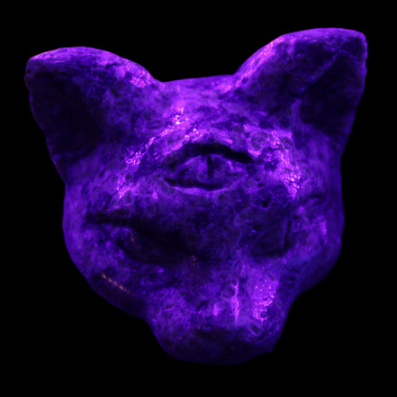 Yooperlite hand-carved Cat head 50*49mm 115g in UV light - Rocks and Things Store