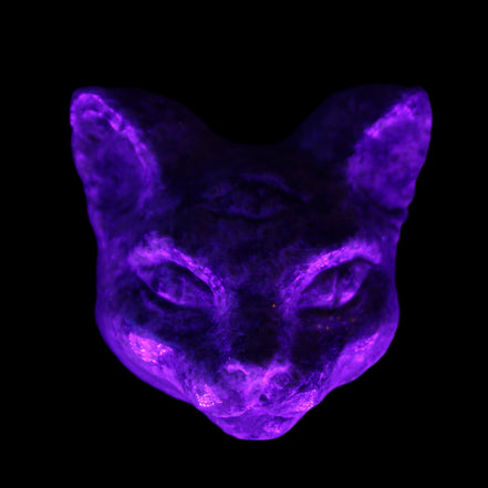 Yooperlite hand-carved Cat head 50*49mm 115g in UV light - Rocks and Things Store
