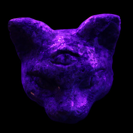 Yooperlite hand-carved Cat head 50*49mm 115g in UV light - Rocks and Things Store
