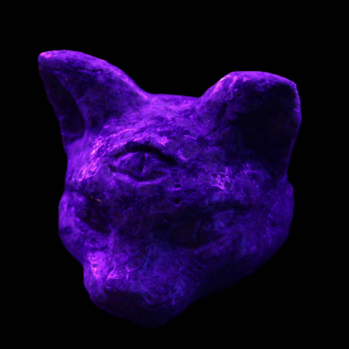 Yooperlite hand-carved Cat head 50*49mm 115g in UV light - Rocks and Things Store