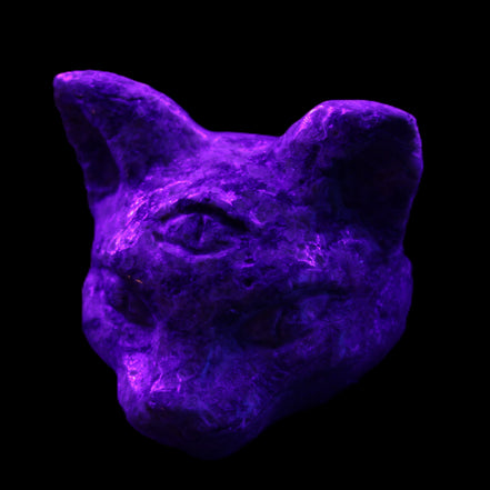 Yooperlite hand-carved Cat head 50*49mm 115g in UV light - Rocks and Things Store