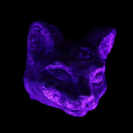 Yooperlite hand-carved Cat head 50*49mm 115g in UV light - Rocks and Things Store