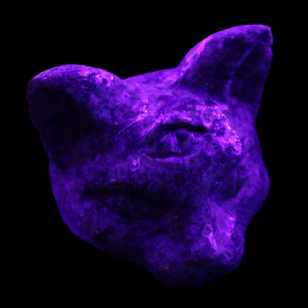 Yooperlite hand-carved Cat head 50*49mm 115g in UV light - Rocks and Things Store