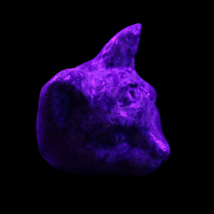 Yooperlite hand-carved Cat head 50*49mm 115g in UV light - Rocks and Things Store