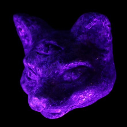 Yooperlite hand-carved Cat head 50*49mm 115g in UV light - Rocks and Things Store