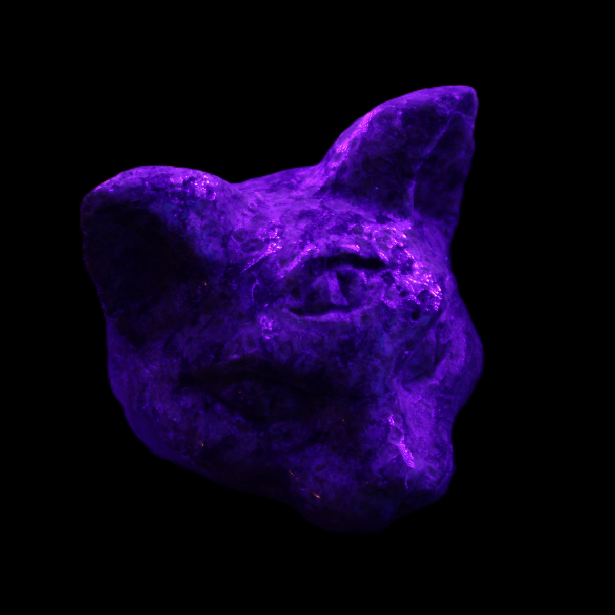 Yooperlite hand-carved Cat head 50*49mm 115g in UV light - Rocks and Things Store