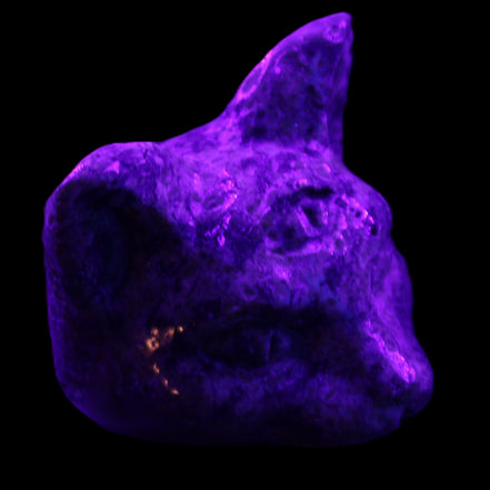 Yooperlite hand-carved Cat head 50*49mm 115g in UV light - Rocks and Things Store