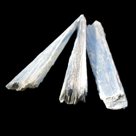 Kyanite 3 chunky blade crystals 73-90mm 67g in sunlight - Rocks and Things Store