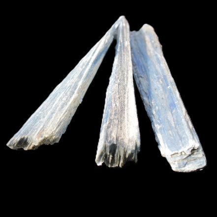 Kyanite 3 chunky blade crystals 73-90mm 67g in sunlight - Rocks and Things Store