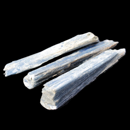 Kyanite 3 chunky blade crystals 73-90mm 67g in sunlight - Rocks and Things Store