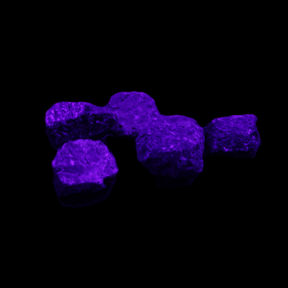 Sapphire corundum 4-6 rough crystals 8-9g in UV light - Rocks and Things Store