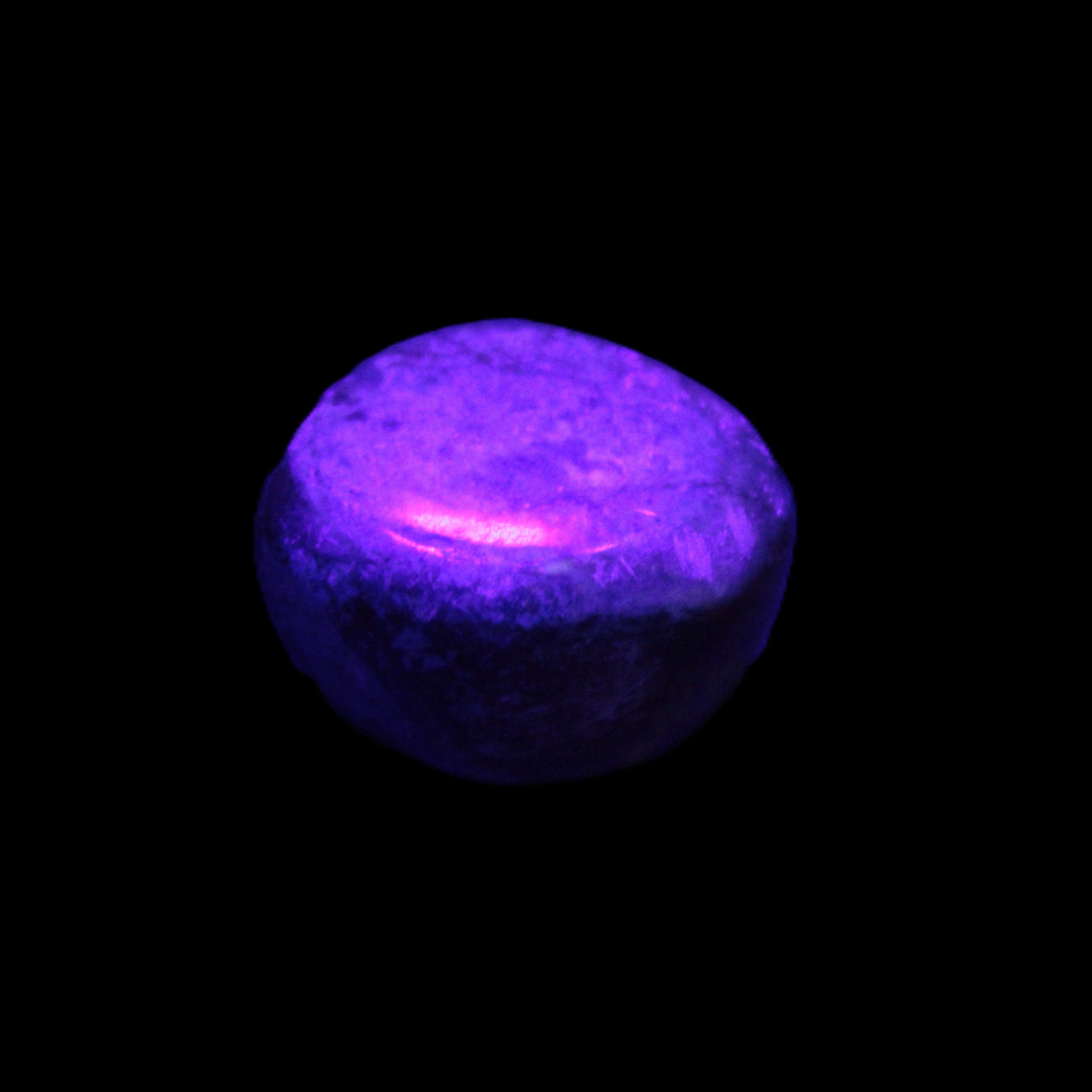 Chrysocolla 1/2 tumbled stones 22-32mm 20-25g in UV light - Rocks and Things Store