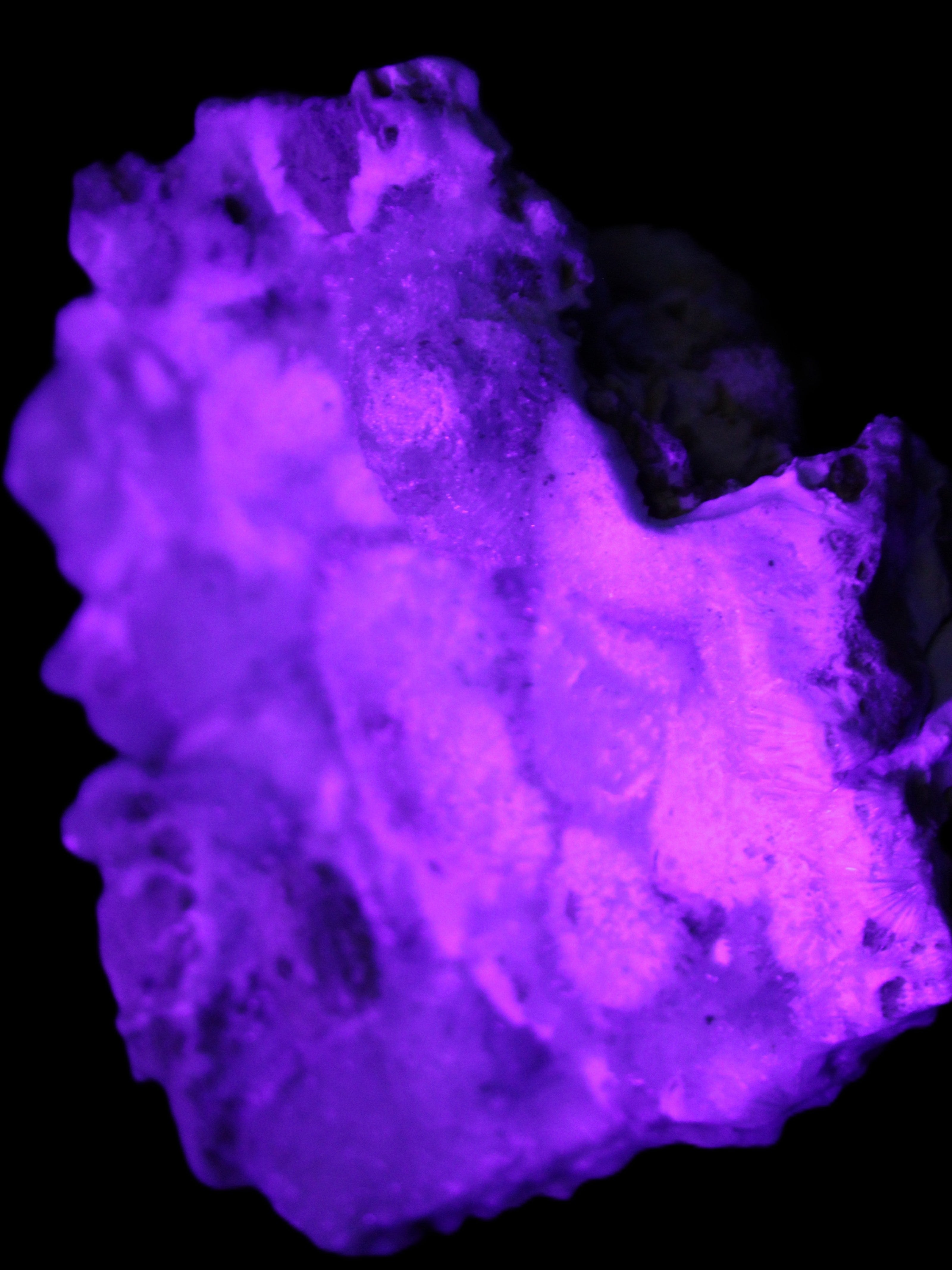 Blue Aragonite Caribbean Calcite specimen 95*55*93mm 343g in UV light - Rocks and Things Store