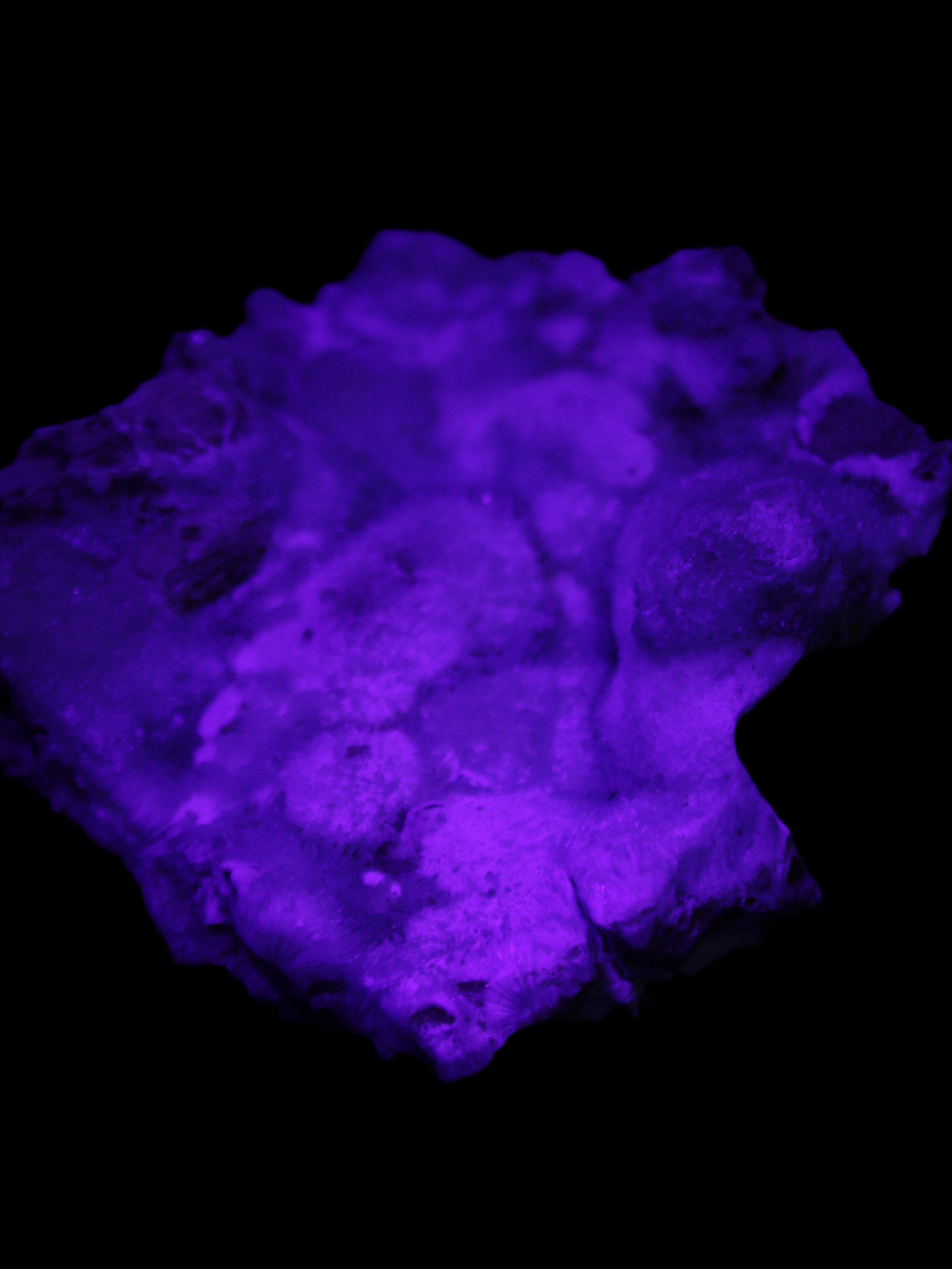 Blue Aragonite Caribbean Calcite specimen 95*55*93mm 343g in UV light - Rocks and Things Store