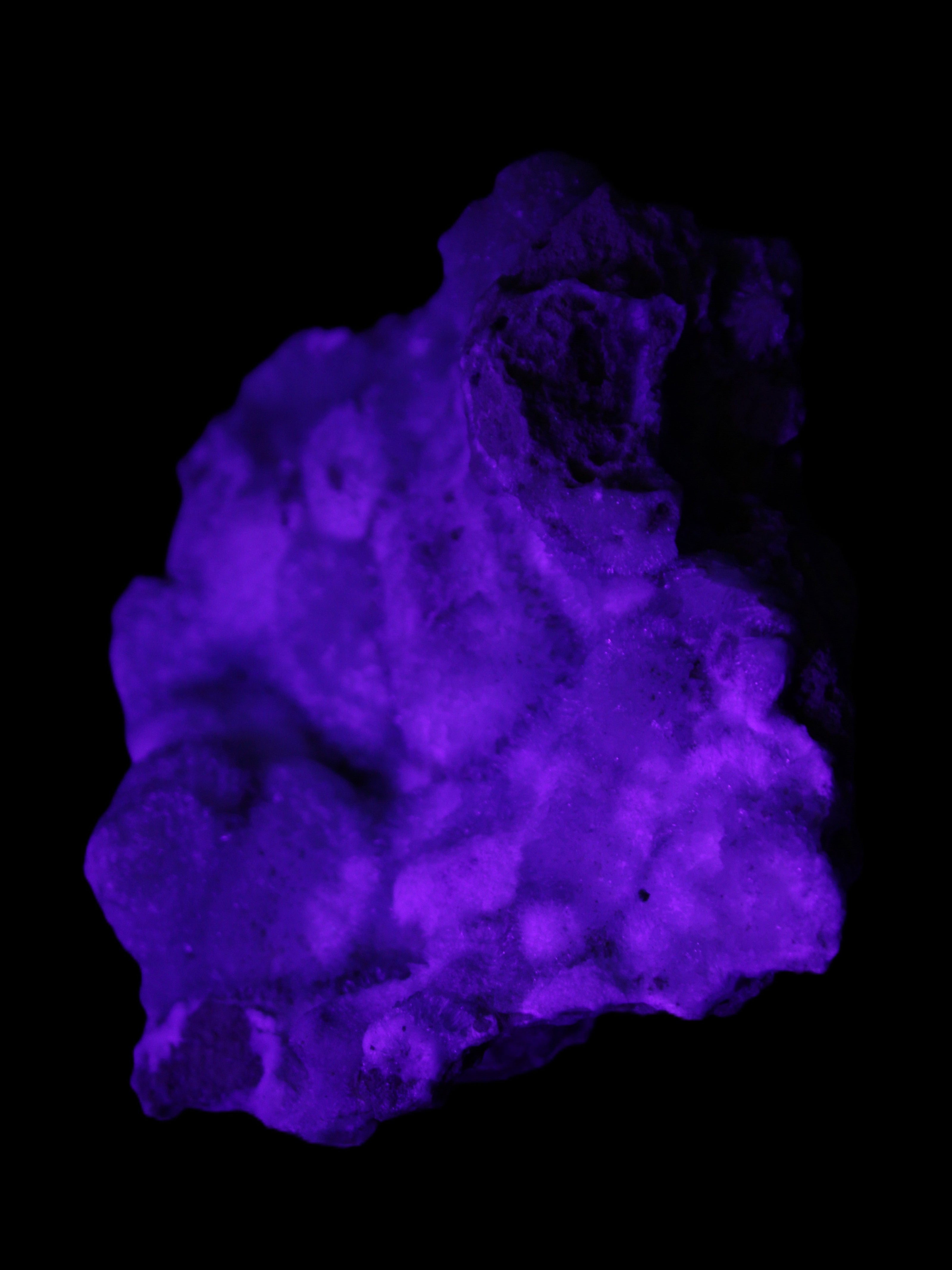 Blue Aragonite Caribbean Calcite specimen 95*55*93mm 343g in UV light - Rocks and Things Store