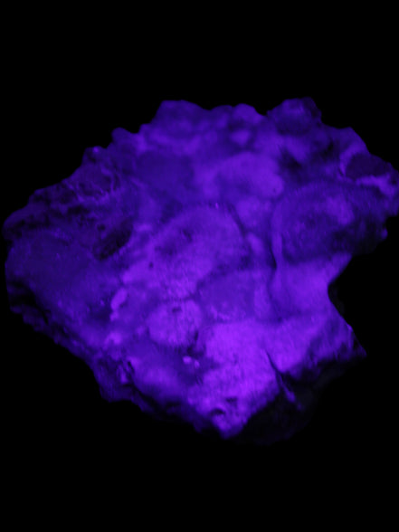 Blue Aragonite Caribbean Calcite specimen 95*55*93mm 343g in UV light - Rocks and Things Store