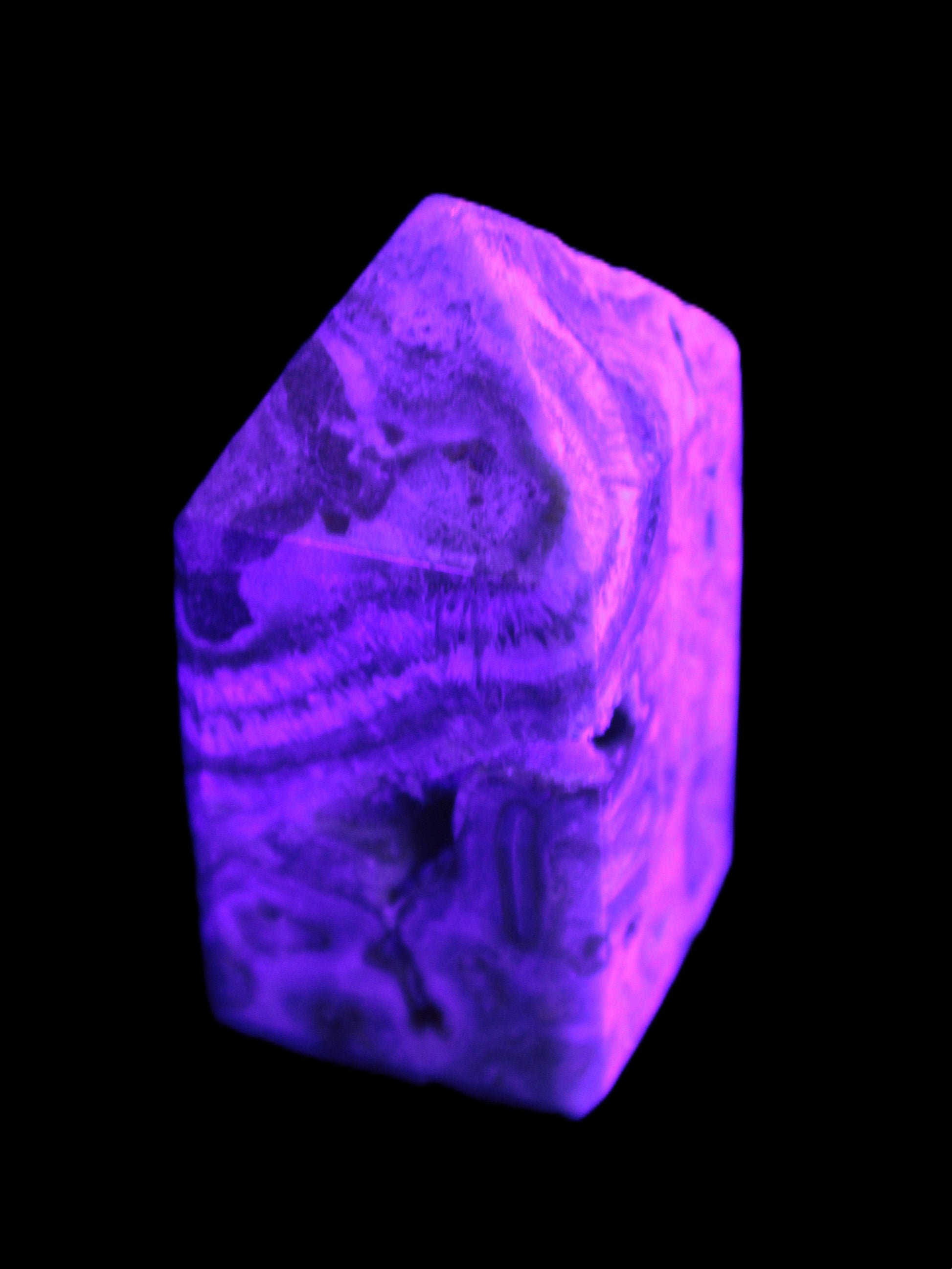 Caribbean Calcite obelisk 55*26*29mm 94g in UV light -  Rocks and Things Store