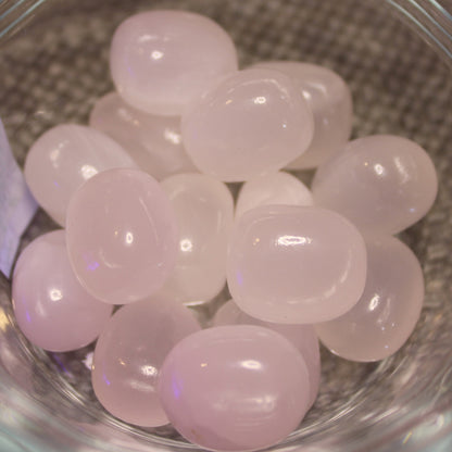 Mangano Calcite UV bright-pink-reactive tumbled stone 7-8g