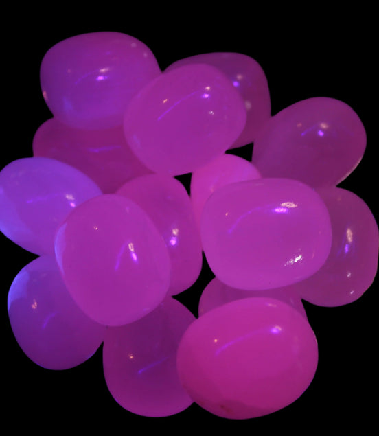 Mangano Calcite UV bright-pink-reactive tumbled stone 7-8g  in UV light - Rocks and Things Store