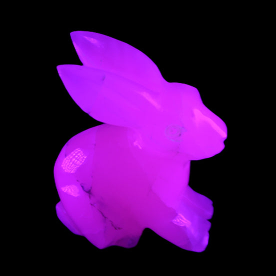 Mangano Calcite bunny 76*36*100mm 396g in UV light - Rocks and Things Store