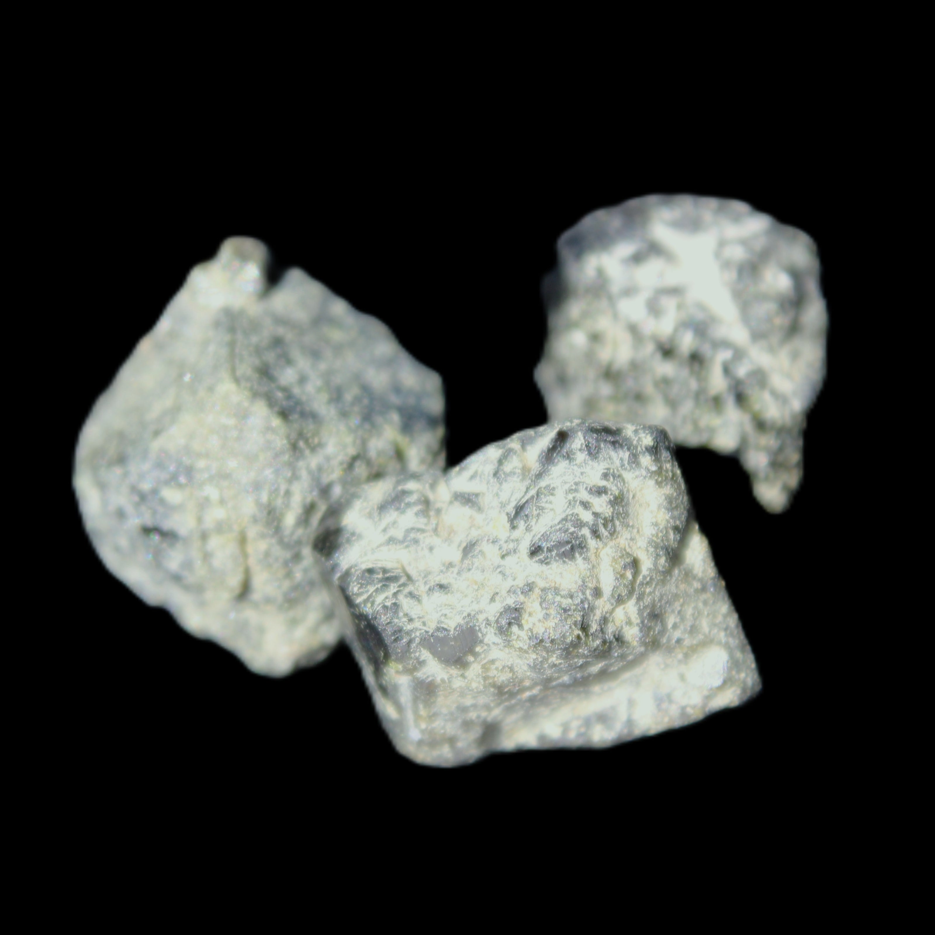 Magnetic Epidote 2/3 irregular octahedral crystals 10-20mm 14/15g in sunlight - Rocks and Things Store