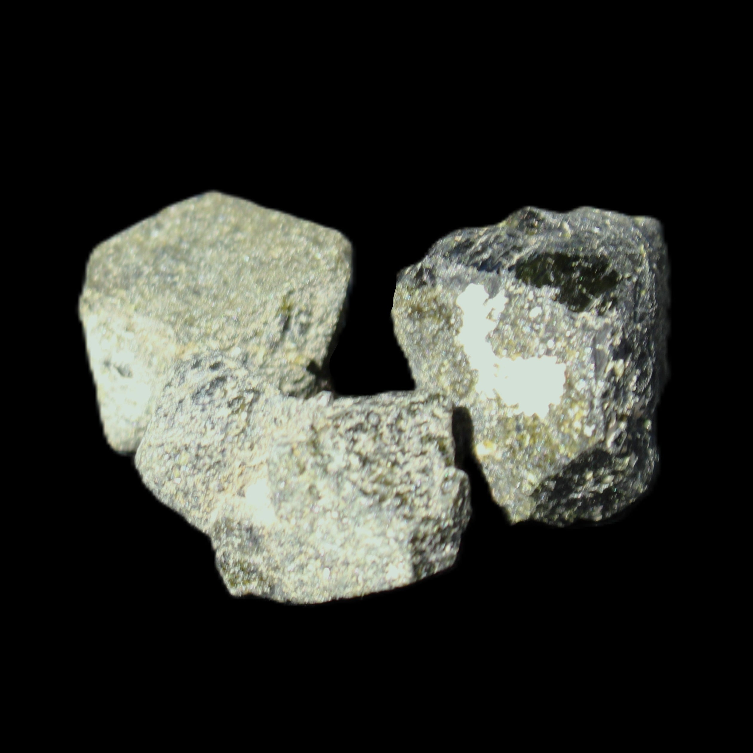 Magnetic Epidote 3 irregular octahedral crystals 15-30mm 30g in sunlight - Rocks and Things Store