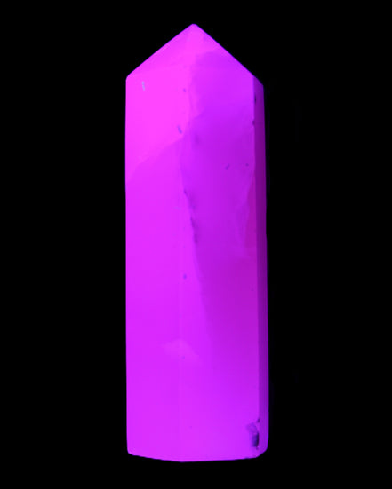 Mangano Calcite UV-reactive obelisk 92mm 157g in sunlight - Rocks and Things Store