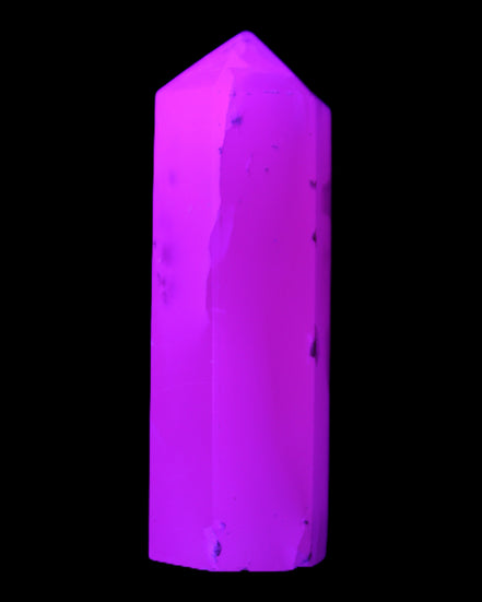 Mangano Calcite UV-reactive obelisk 92mm 157g in sunlight - Rocks and Things Store