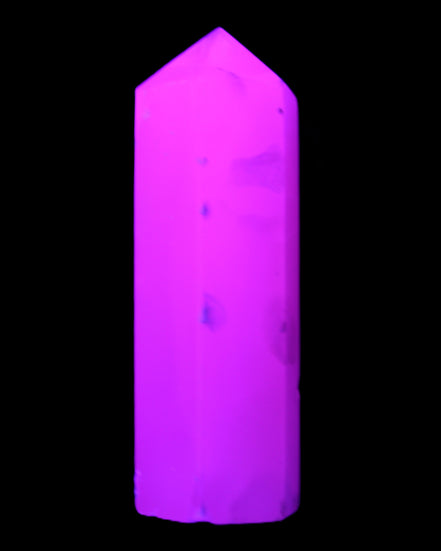 Mangano Calcite UV-reactive obelisk 92mm 157g in sunlight - Rocks and Things Store