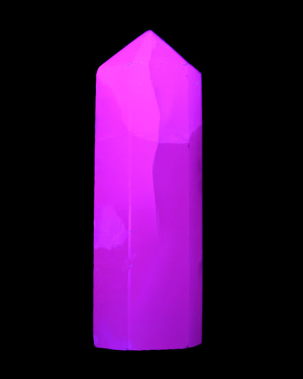 Mangano Calcite UV-reactive obelisk 92mm 157g in sunlight - Rocks and Things Store