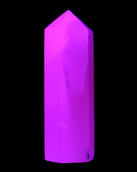 Mangano Calcite UV-reactive obelisk 92mm 157g in sunlight - Rocks and Things Store