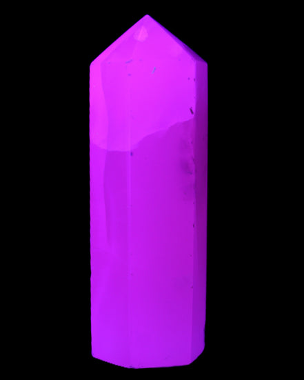 Mangano Calcite UV-reactive obelisk 92mm 157g in sunlight - Rocks and Things Store