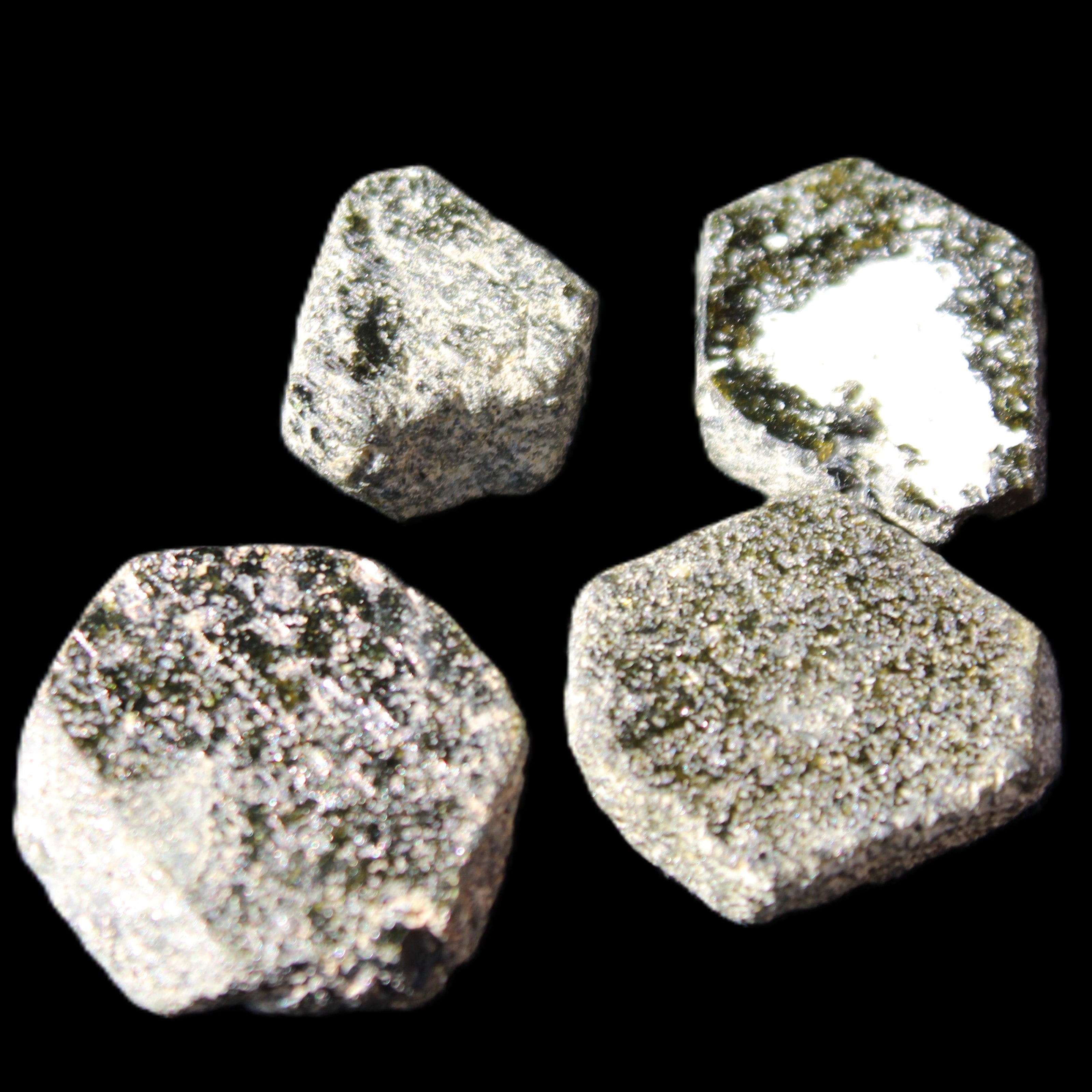 Magnetic Epidote 4 hexagon crystals 11-21m 10g in sunlight - Rocks and Things Store