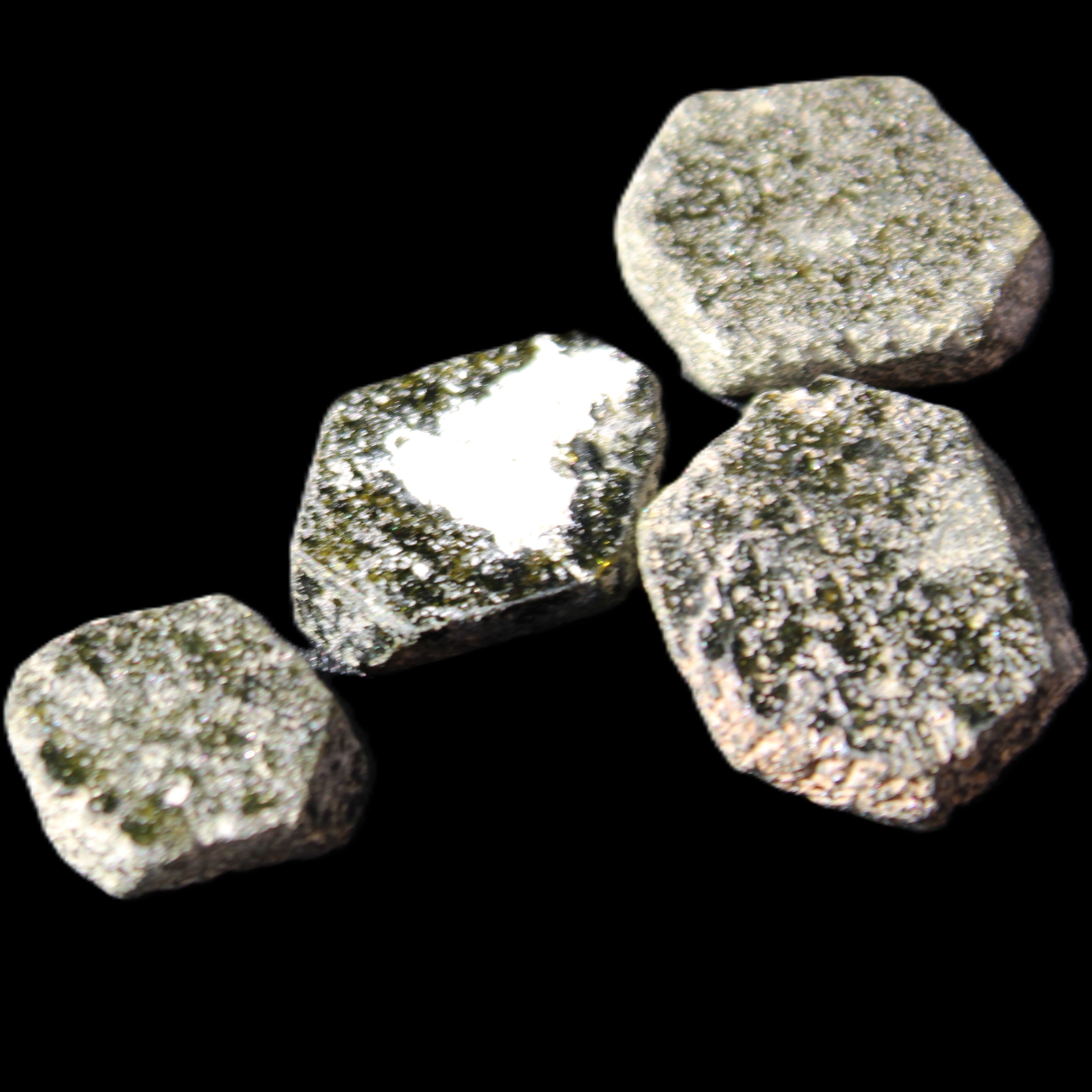 Magnetic Epidote 4 hexagon crystals 11-21m 10g in sunlight - Rocks and Things Store