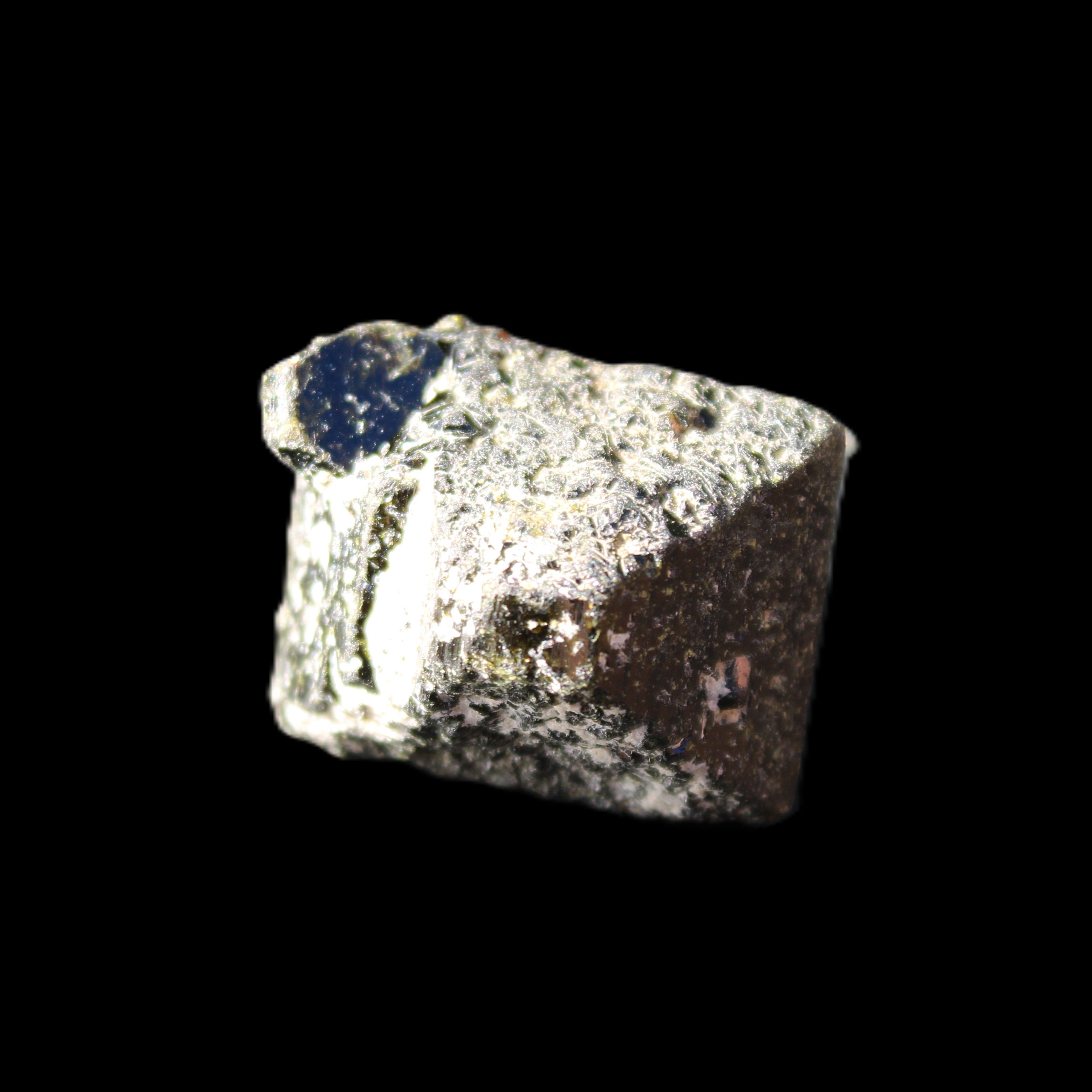 Magnetic Epidote irregular octahedral crystals 25mm 15-16g in sunlight - Rocks and Things Store