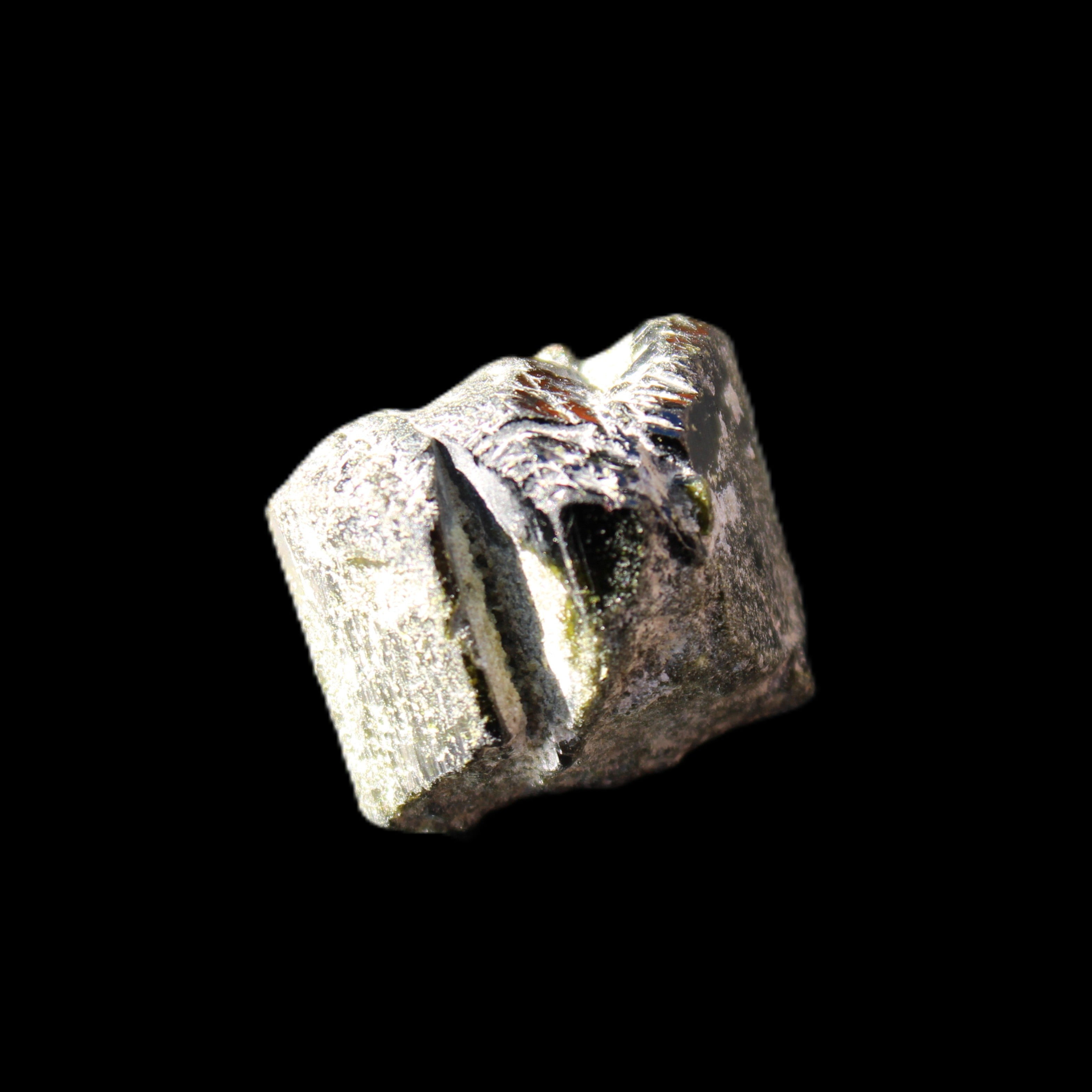 Magnetic Epidote irregular octahedral crystals 25mm 15-16g in sunlight - Rocks and Things Store