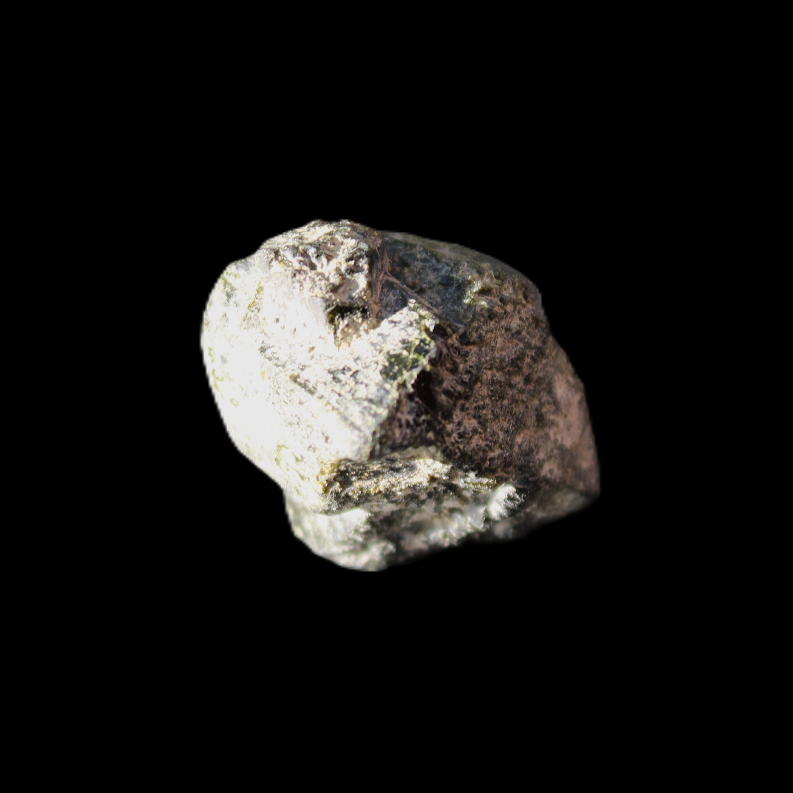 Magnetic Epidote irregular octahedral crystals 25mm 15-16g in sunlight - Rocks and Things Store