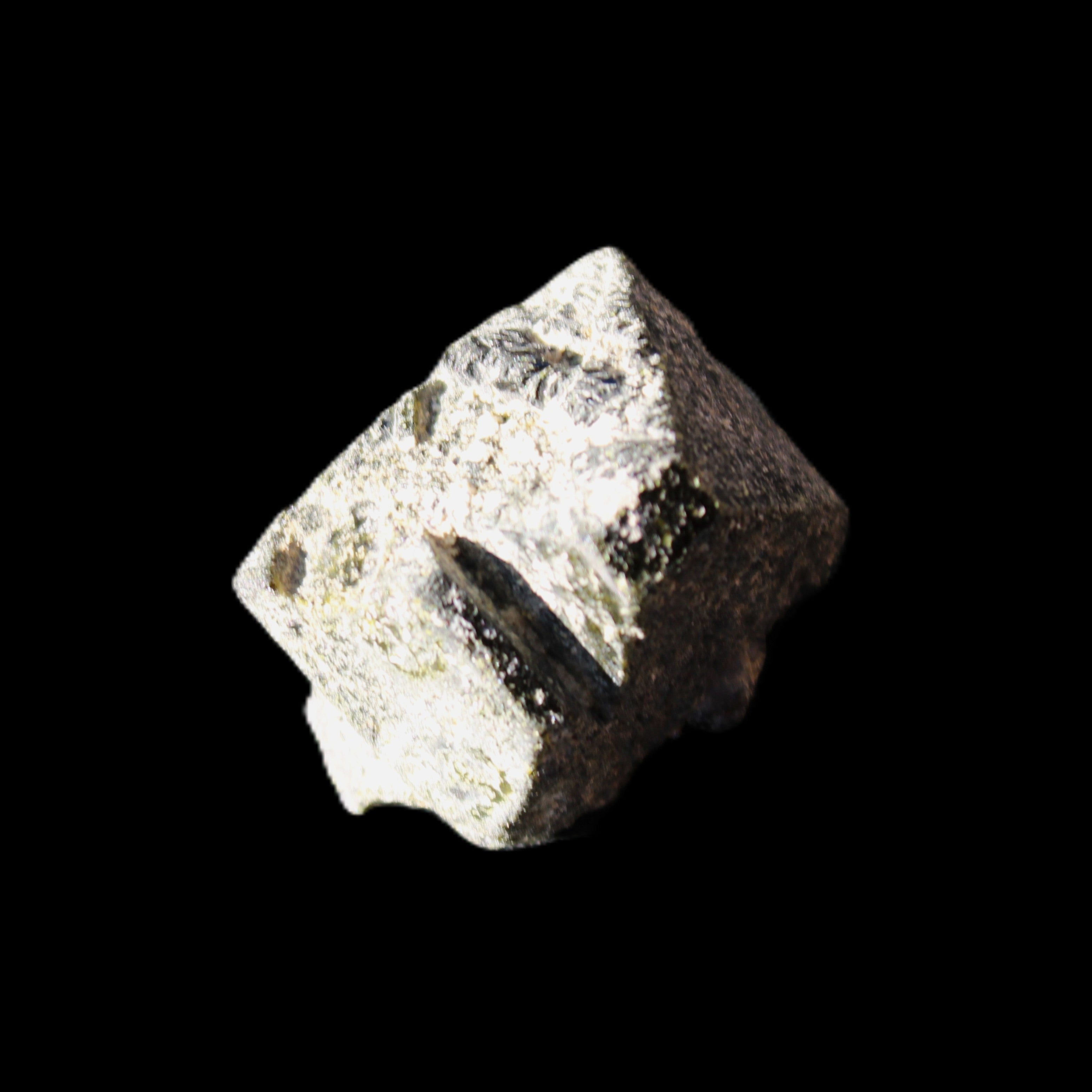 Magnetic Epidote irregular octahedral crystals 25mm 15-16g in sunlight - Rocks and Things Store