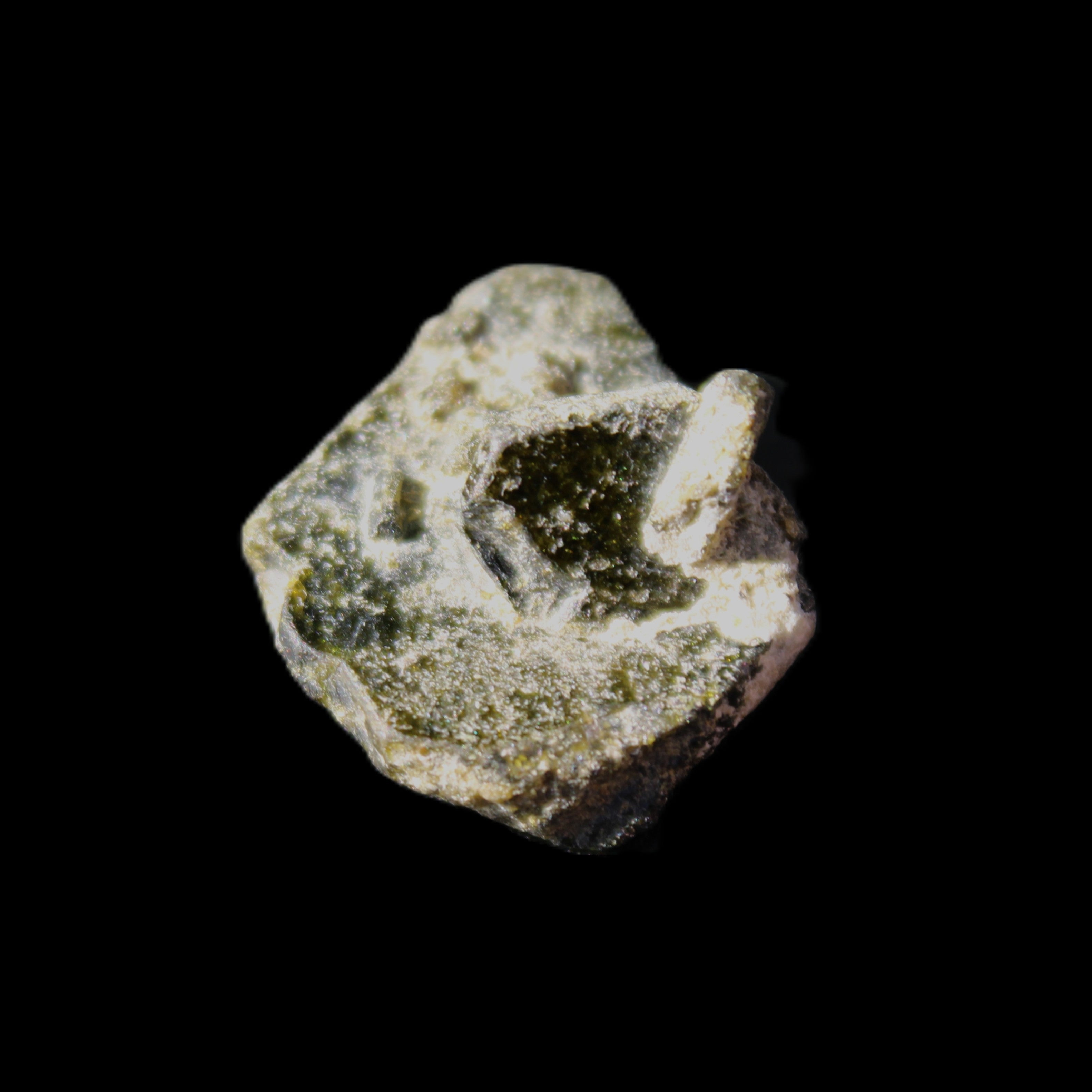 Magnetic Epidote irregular hexagon crystals 21mm 4/5g in sunlight - Rocks and Things Store