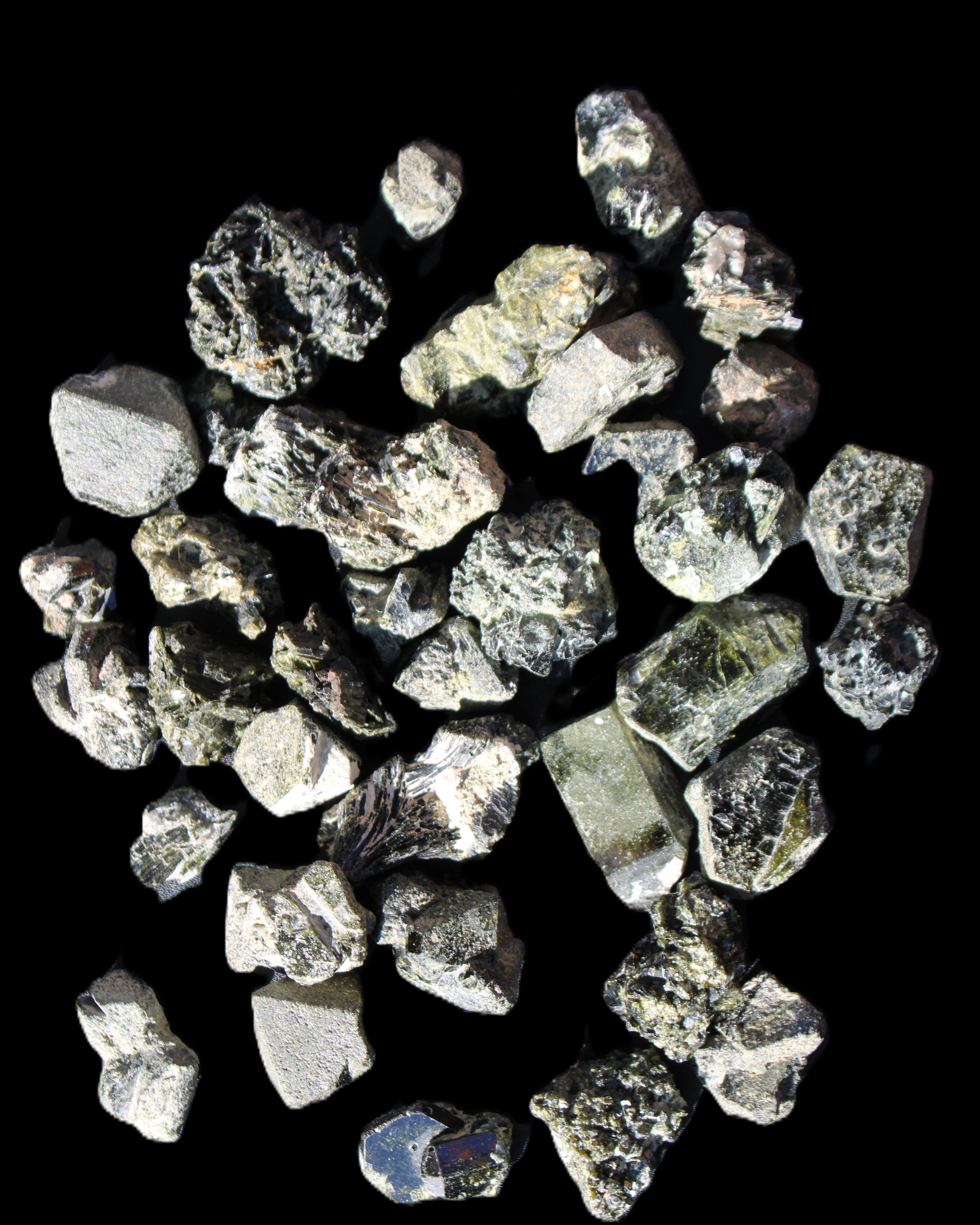 Magnetic Epidote floral, hexagonal & octahedral crystal clusters 490g WHOLESALE in sunlight - Rocks and Things Store