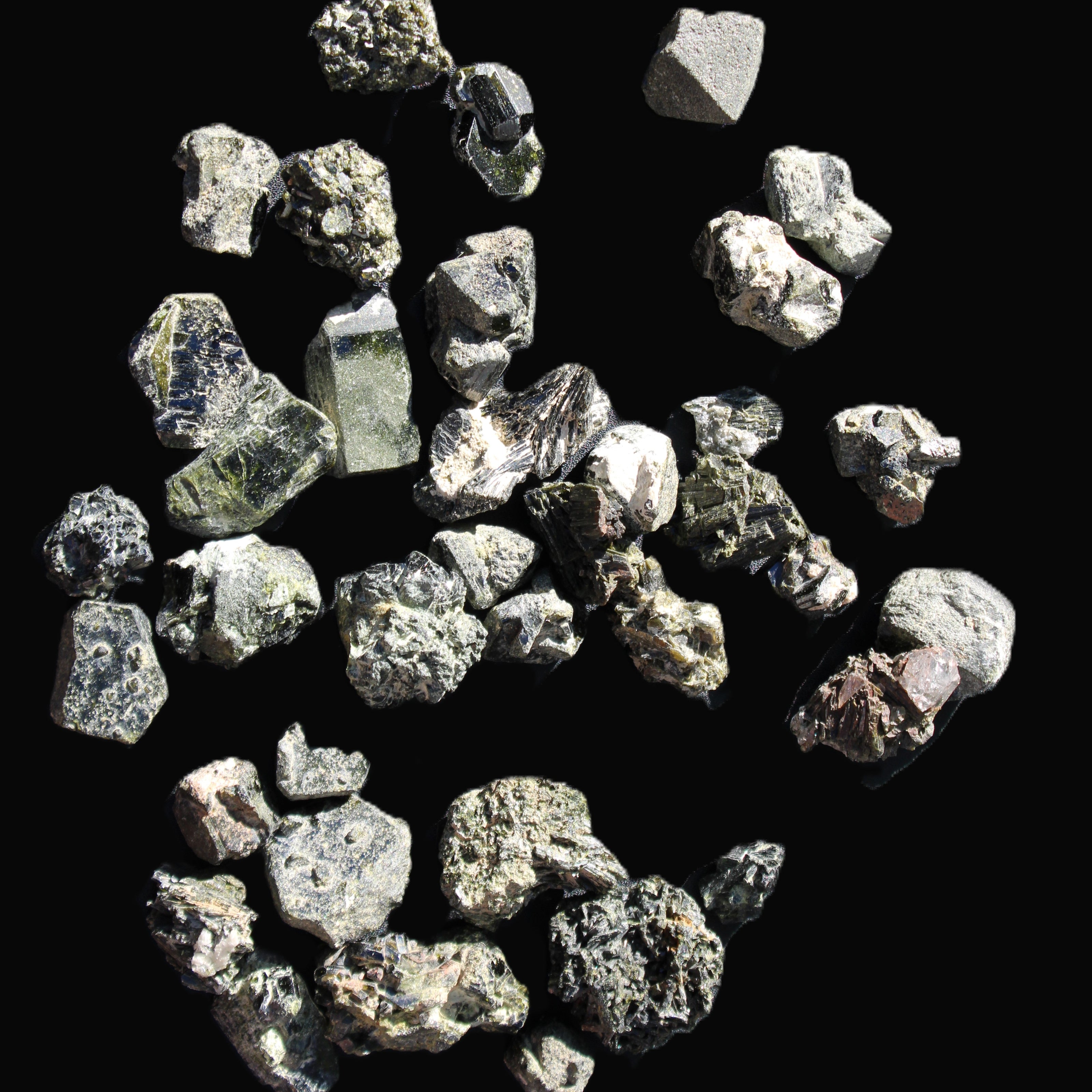 Magnetic Epidote floral, hexagonal & octahedral crystal clusters 490g WHOLESALE in sunlight - Rocks and Things Store