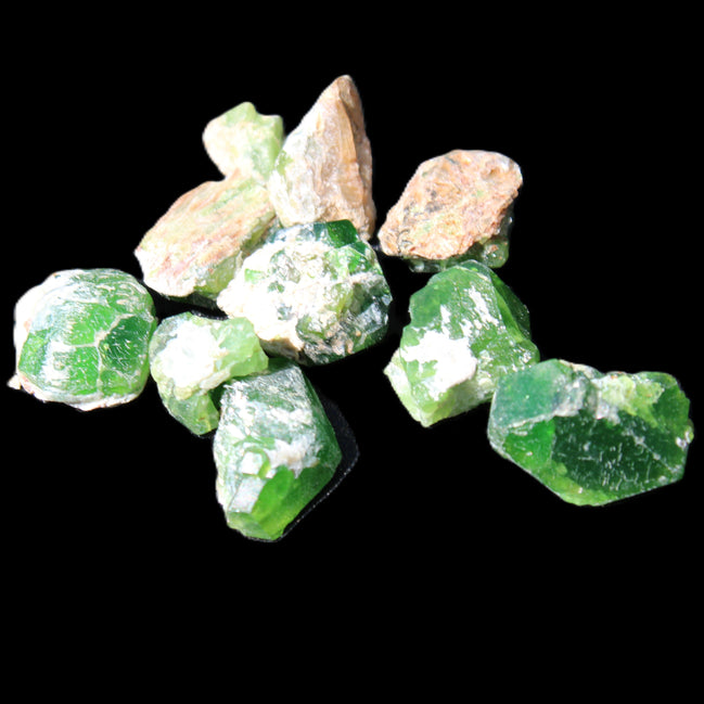 Green Garnet from Pakistan 10 tiny crystals 14.3g in sunlight - Rocks and Things Store