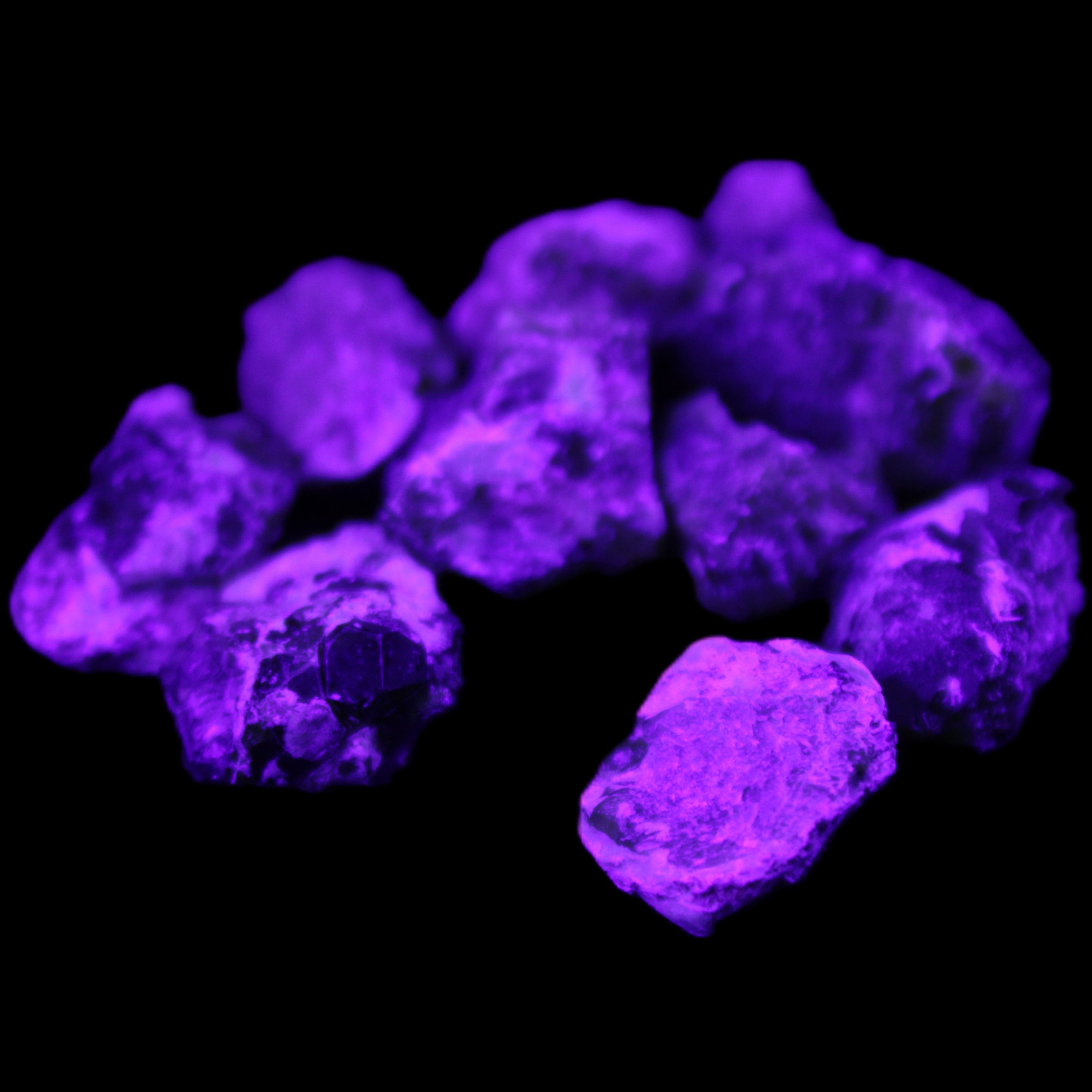 Green Garnet from Pakistan 10 tiny crystals 14.3g in UV light - Rocks and Things Store