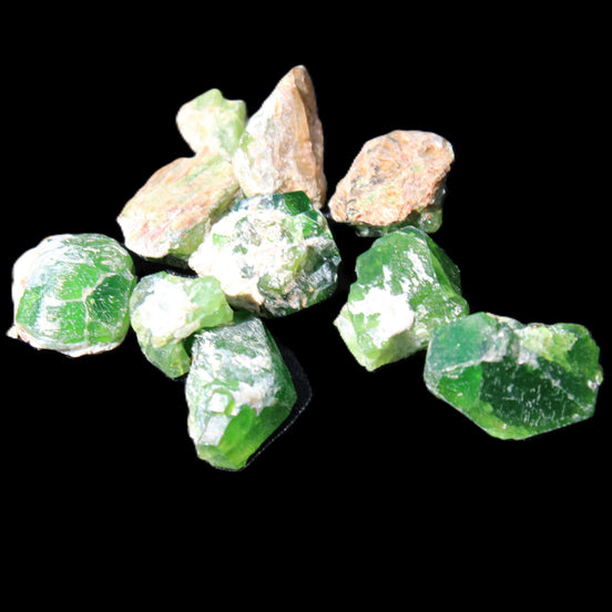 Green Garnet from Pakistan 10 tiny crystals 14.3g in sunlight - Rocks and Things Store