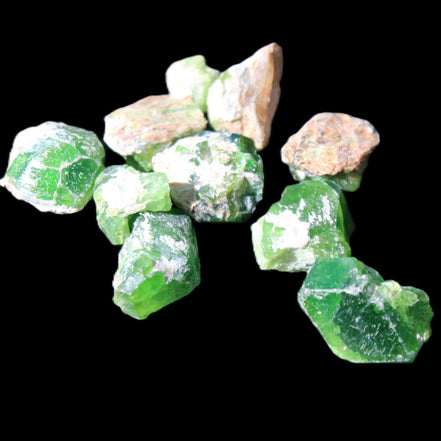 Green Garnet from Pakistan 10 tiny crystals 14.3g in sunlight - Rocks and Things Store