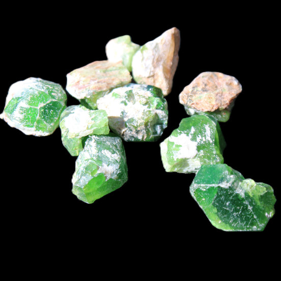 Green Garnet from Pakistan 10 tiny crystals 14.3g in sunlight - Rocks and Things Store
