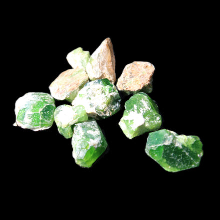 Green Garnet from Pakistan 10 tiny crystals 14.3g in sunlight - Rocks and Things Store