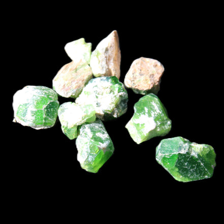 Green Garnet from Pakistan 10 tiny crystals 14.3g in sunlight - Rocks and Things Store