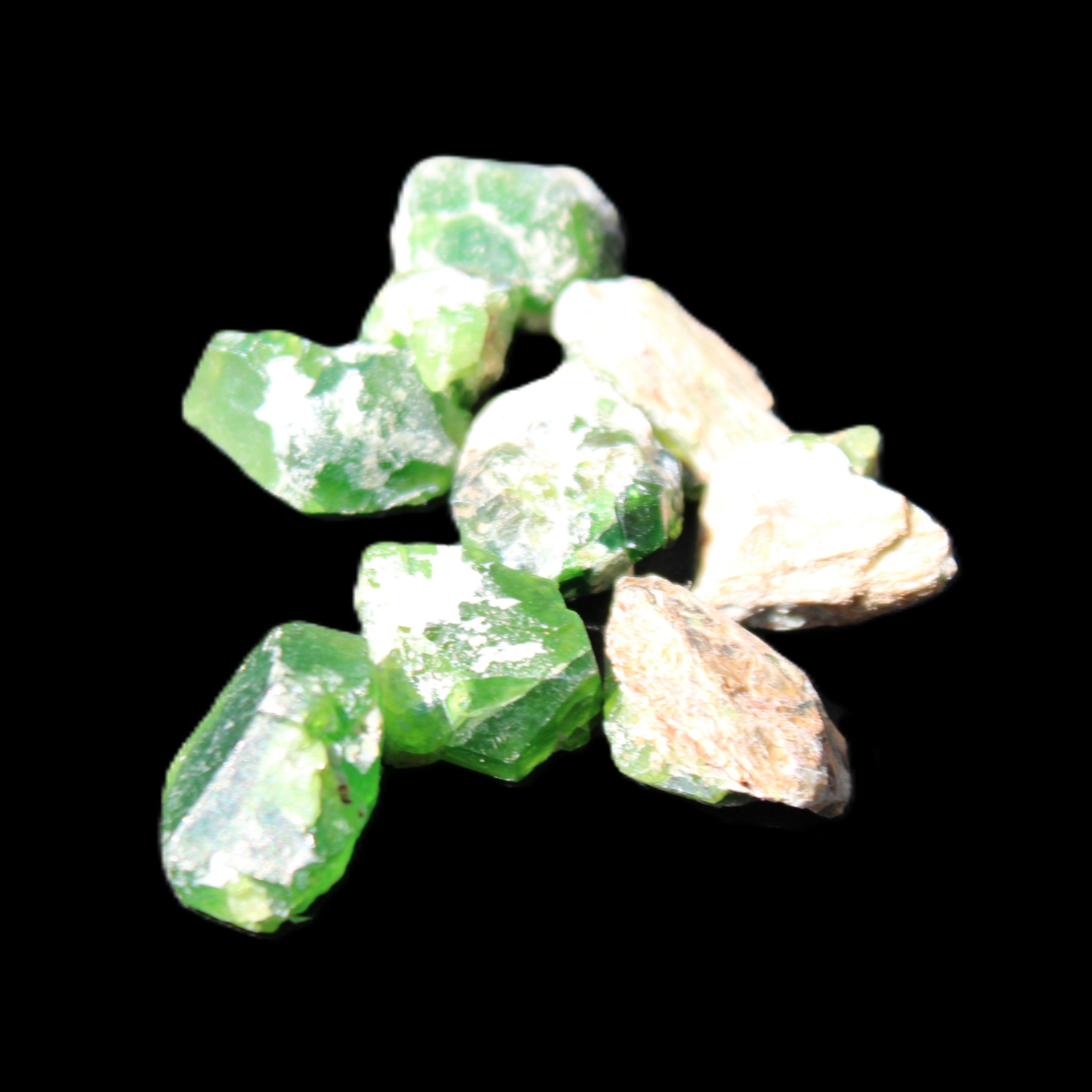 Green Garnet from Pakistan 10 tiny crystals 14.3g in sunlight - Rocks and Things Store