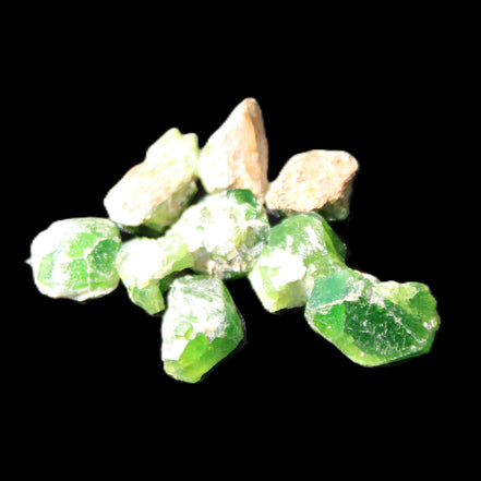 Green Garnet from Pakistan 10 tiny crystals 14.3g in sunlight - Rocks and Things Store